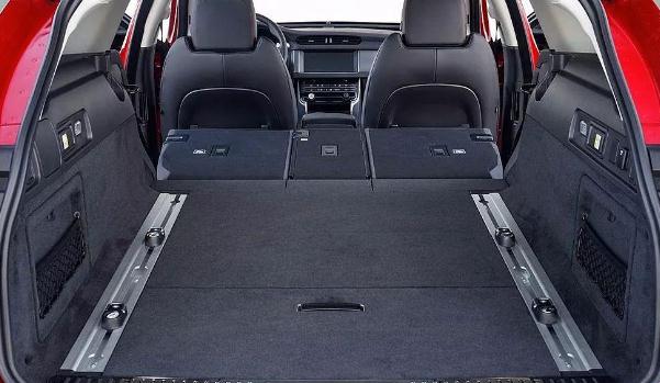 后排座椅放倒，加大空間容積大（自駕游還能舒服的睡覺）