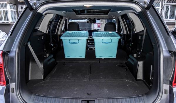 后排座椅放倒，加大空間容積大（自駕游還能舒服的睡覺）