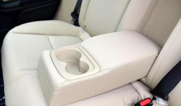 后排杯架，不僅僅是放杯子還能加熱制冷（智能實用很貼心）