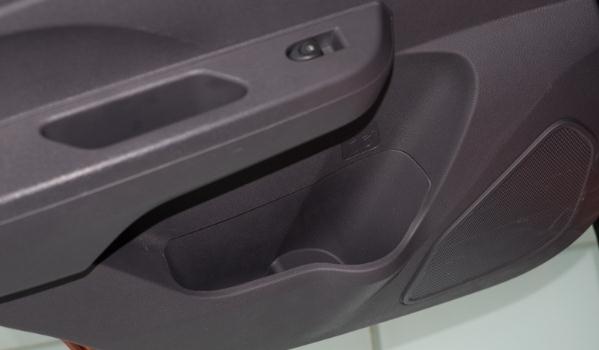 后排杯架，不僅僅是放杯子還能加熱制冷（智能實用很貼心）