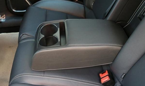 后排中央扶手，可收納可儲(chǔ)物（時(shí)尚奢華有品味）
