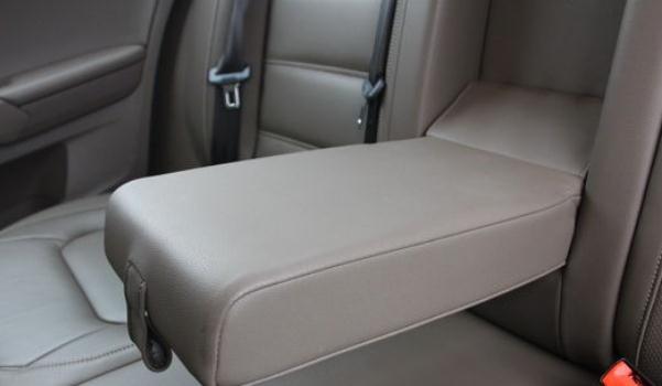后排中央扶手，可收納可儲(chǔ)物（時(shí)尚奢華有品味）