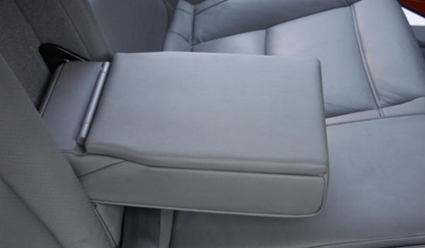 后排中央扶手，可收納可儲(chǔ)物（時(shí)尚奢華有品味）