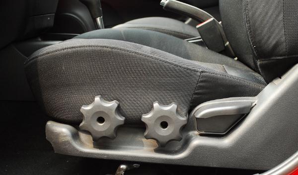 座椅高低調(diào)節(jié)，怎么舒服怎么調(diào)(手動調(diào)節(jié)、自動調(diào)節(jié)）