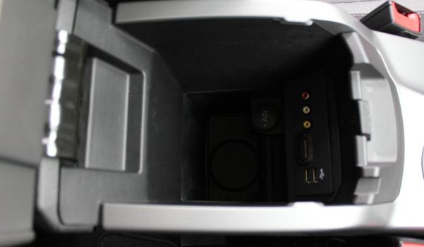 前排中央扶手，儲物又舒適（兩全其美）