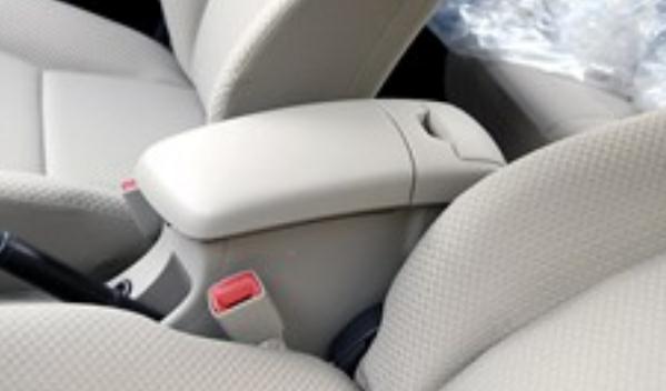 前排中央扶手，儲物又舒適（兩全其美）