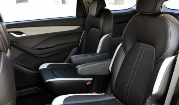 副駕駛座椅后排調節(jié)，充分利用空間更舒適（功能配置的提升）