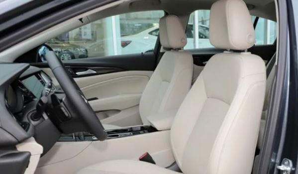 副駕駛座椅后排調節(jié)，充分利用空間更舒適（功能配置的提升）