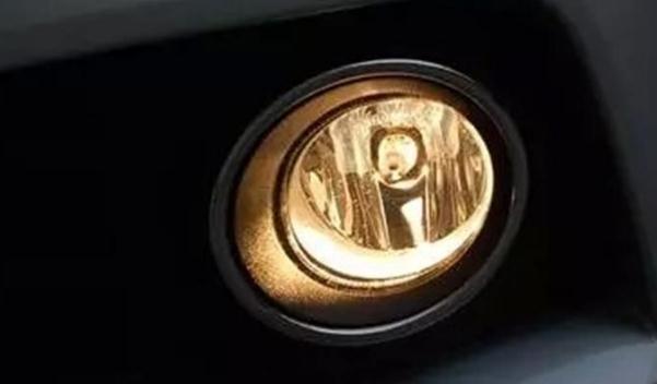 什么是車前霧燈，鹵素黃色光霧燈（穿透能力強(qiáng)）