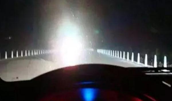 什么是遠(yuǎn)光燈，正確使用遠(yuǎn)光燈（文明駕車）