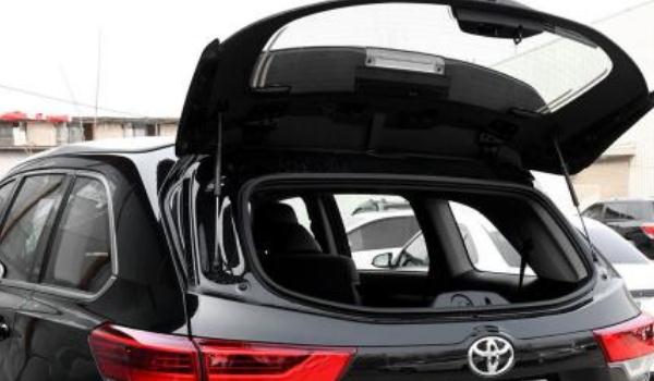 什么是尾門玻璃獨立開啟，實用個性（轎車沒有的配置）