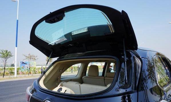 什么是尾門玻璃獨立開啟，實用個性（轎車沒有的配置）