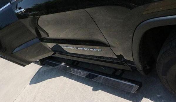 什么是車側(cè)腳踏板，方便乘車上下（電動(dòng)踏板是高端車型的配置）