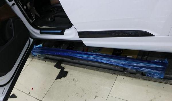 什么是車側(cè)腳踏板，方便乘車上下（電動(dòng)踏板是高端車型的配置）