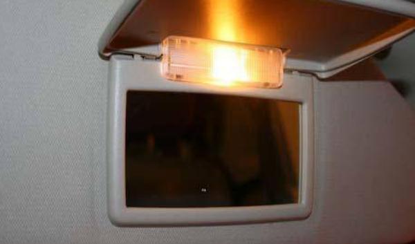 什么是車內(nèi)化妝鏡，車內(nèi)化妝鏡不等于后視鏡（后視鏡可以當做化妝鏡）