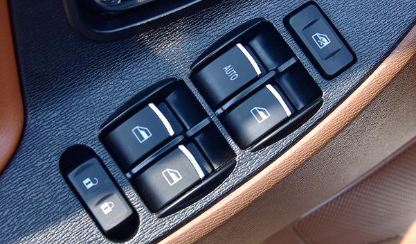 什么是前/后電動車窗，安全性能高（駕駛座一鍵控制）