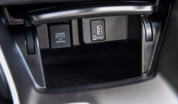 USB/Type-C接口數(shù)量，充電娛樂(lè)都滿足（USB接口很方便）