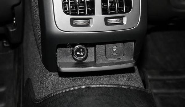 USB/Type-C接口數(shù)量，充電娛樂(lè)都滿足（USB接口很方便）