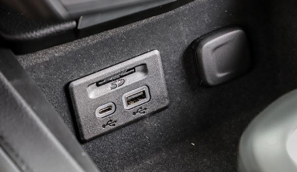 USB/Type-C接口數(shù)量，充電娛樂(lè)都滿足（USB接口很方便）