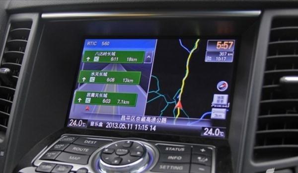 中控液晶屏分屏顯示，高端車型的配置（各取所需互不干擾）