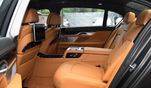 什么是后排控制多媒體，功能實用高端大氣（奢華的象征）