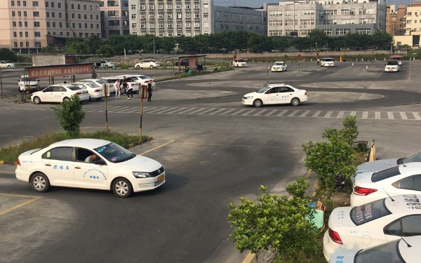 倒車(chē)入庫(kù)技巧 倒車(chē)入庫(kù)操作介紹