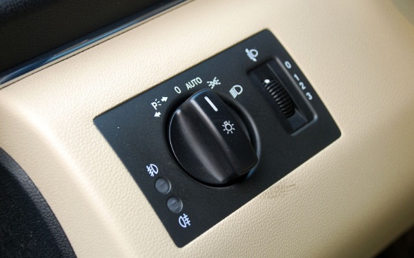 前后霧燈怎么同時(shí)打開(kāi) 汽車霧燈有什么實(shí)際作用