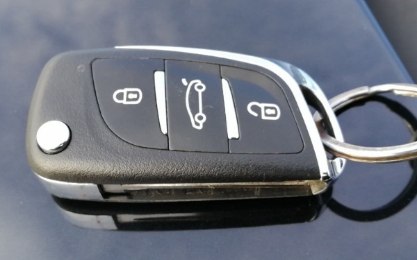 全新勝達鑰匙怎么換電池 全新勝達鑰匙電池更換步驟