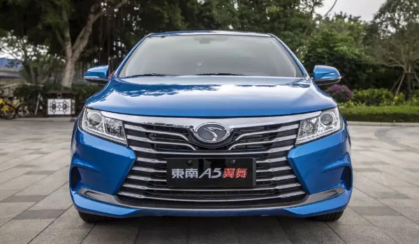 東南a5翼舞配置參數(shù) 車(chē)身長(zhǎng)達(dá)4.5米(前后獨(dú)立懸架結(jié)構(gòu))