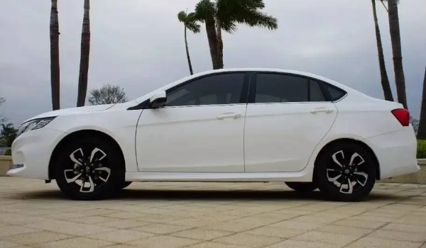 東南a5翼舞配置參數(shù) 車(chē)身長(zhǎng)達(dá)4.5米(前后獨(dú)立懸架結(jié)構(gòu))