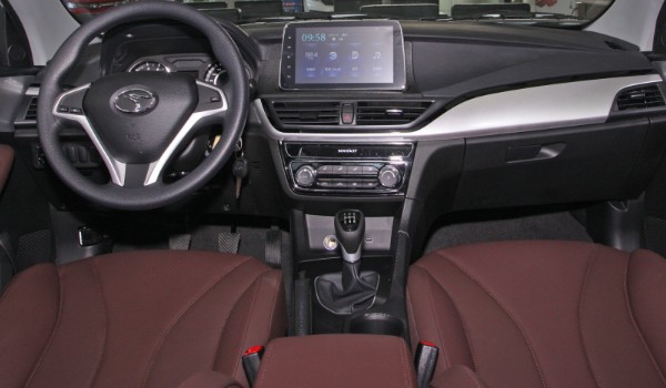 東南a5翼舞配置參數(shù) 車(chē)身長(zhǎng)達(dá)4.5米(前后獨(dú)立懸架結(jié)構(gòu))