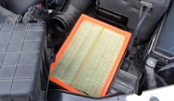 東南dx3空氣濾芯位置 位于發(fā)動機艙右下角