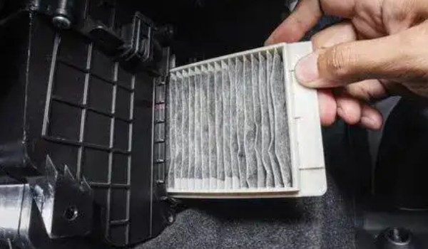 觀(guān)致3空調(diào)濾芯的位置在哪 在副駕駛手套箱內(nèi)側(cè)