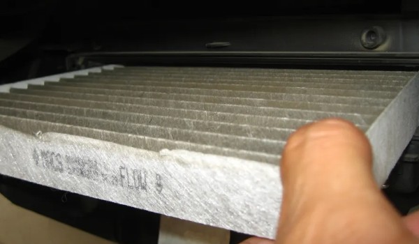 觀(guān)致3空調(diào)濾芯的位置在哪 在副駕駛手套箱內(nèi)側(cè)