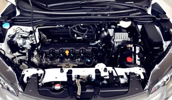 本田crv這款車玻璃水加哪里 位于發(fā)動機艙左上角的位置