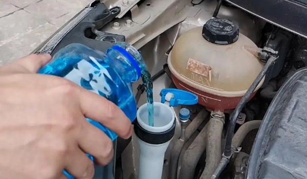 本田crv這款車玻璃水加哪里 位于發(fā)動機艙左上角的位置