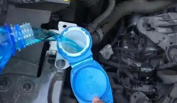 本田crv這款車玻璃水加哪里 位于發(fā)動機艙左上角的位置