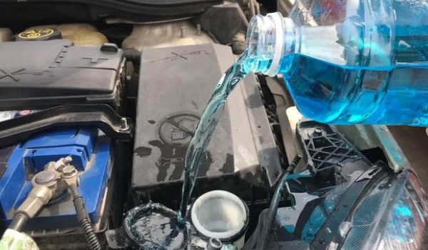 比亞迪漢玻璃水在哪個(gè)口加 位于發(fā)動(dòng)機(jī)艙左下角位置