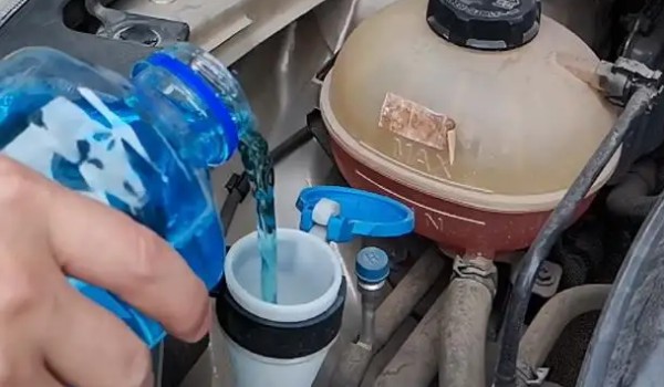 比亞迪漢玻璃水在哪個(gè)口加 位于發(fā)動(dòng)機(jī)艙左下角位置