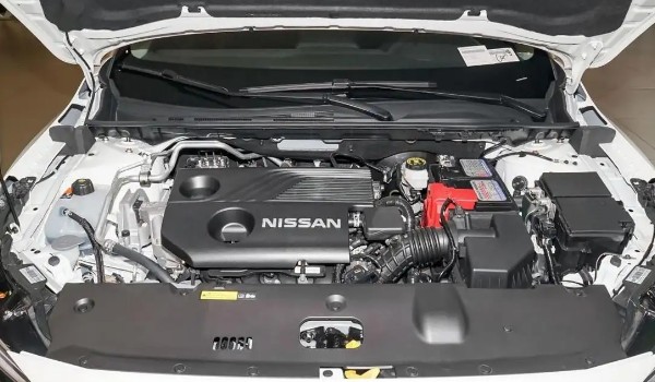 日產(chǎn)軒逸空氣濾芯在哪里 在發(fā)動(dòng)機(jī)艙右下角位置