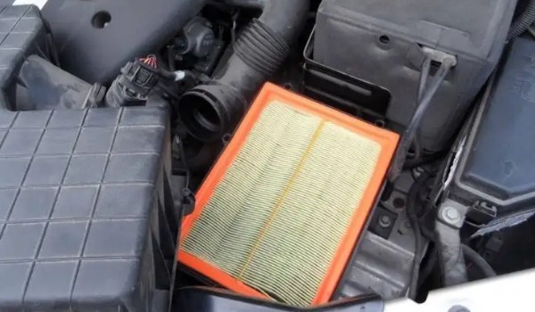 日產(chǎn)軒逸空氣濾芯在哪里 在發(fā)動(dòng)機(jī)艙右下角位置