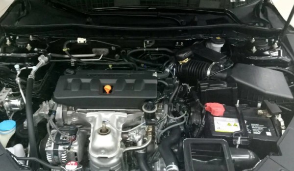 本田雅閣空氣濾芯在哪里 位于發(fā)動機艙的右上角位置