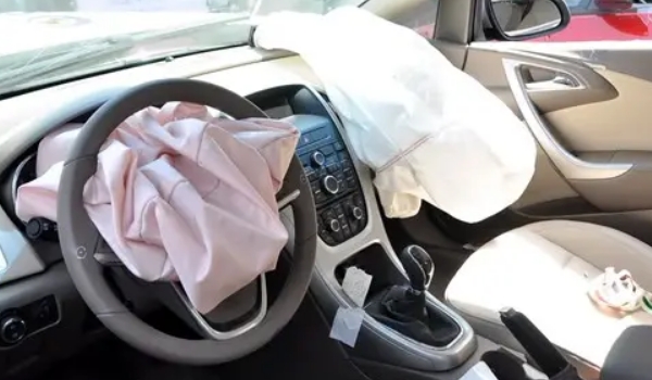 別克英朗有幾個安全氣囊 標(biāo)配四個安全氣囊