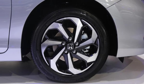 本田雅閣輪胎型號(hào)尺寸 輪胎型號(hào)為235/45 r18