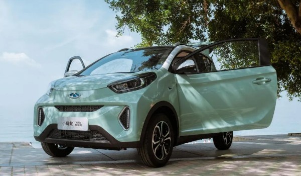 五菱宏光miniev和奇瑞小螞蟻哪個好 小螞蟻配置豐富車身長達(dá)3.2米
