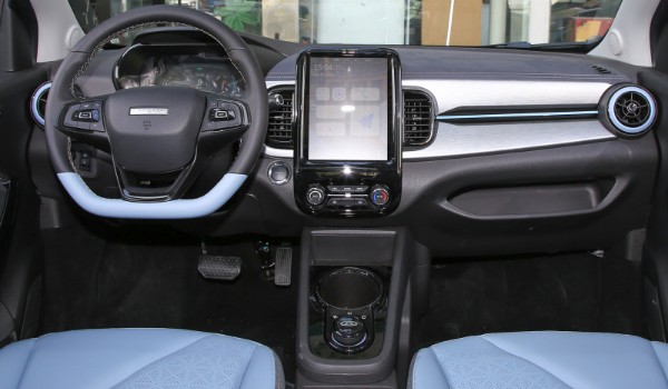 五菱宏光miniev和奇瑞小螞蟻哪個好 小螞蟻配置豐富車身長達(dá)3.2米