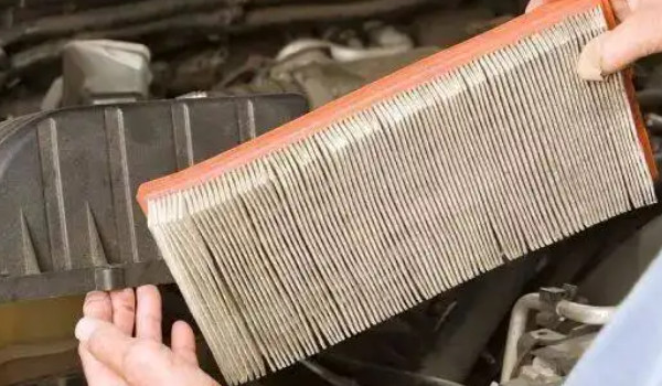 豐田凱美瑞空氣濾芯在哪個位置 發(fā)動機(jī)艙右下角位置