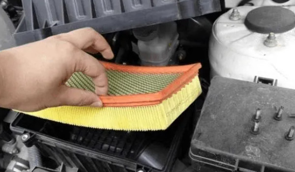 豐田凱美瑞空氣濾芯在哪個位置 發(fā)動機(jī)艙右下角位置