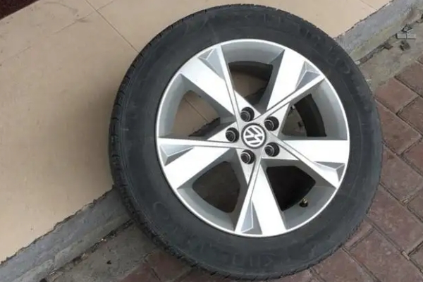 大眾寶來輪胎規(guī)格型號(hào) 采用兩種規(guī)格型號(hào)（195/65 R15和205/55 R16）