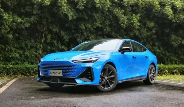 長安uni-v是什么發(fā)動機(jī) 在售車型搭載1.5T發(fā)動機(jī)(采用直列四缸結(jié)構(gòu)）